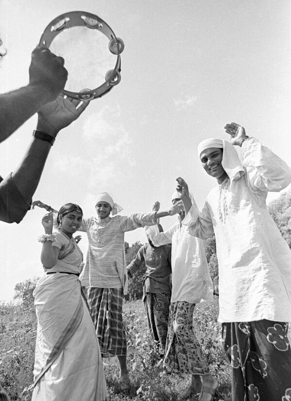 Индийские студенты исполняют танцы в свободное от работы время в одном из молдавских колхозов. - Sputnik Молдова