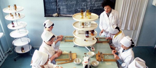 Городское медицинское училище. Занятия по фармакологии, 1979 год. - Sputnik Молдова