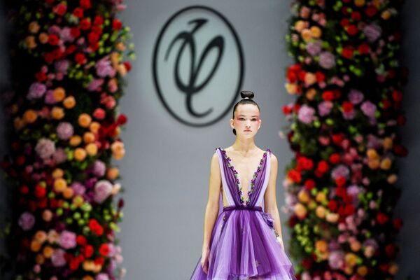 Модель демонстрирует одежду из коллекции дизайнера Валентина Юдашкина на неделе моды Moscow Fashion Week в Москве - Sputnik Молдова