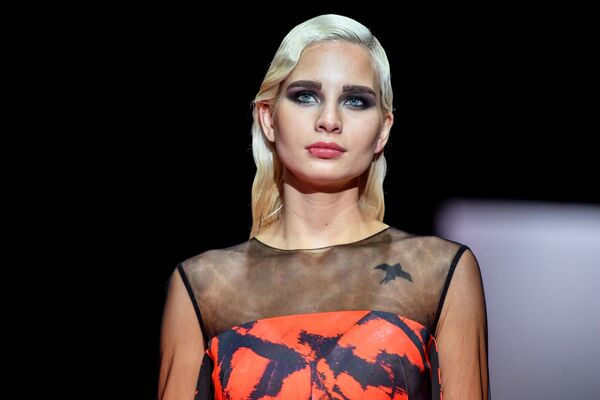 Модель демонстрирует одежду из новой коллекции дизайнера Джемала Махмудова на закрытом показе в рамках недели моды Moscow Fashion Week в Гостином дворе в Москве - Sputnik Молдова