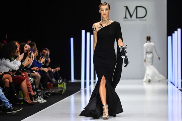 Модель демонстрирует одежду из новой коллекции дизайнера Джемала Махмудова на закрытом показе в рамках недели моды Moscow Fashion Week в Гостином дворе в Москве - Sputnik Молдова