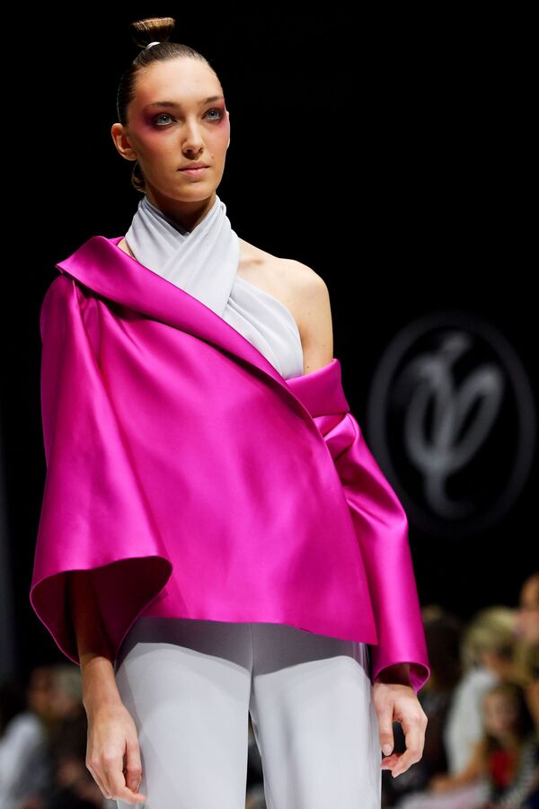 Модель демонстрирует одежду из коллекции дизайнера Валентина Юдашкина на неделе моды Moscow Fashion Week в Москве - Sputnik Молдова