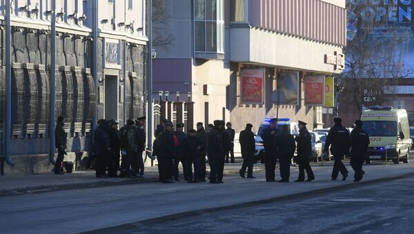 Colaboratorii Poliției și a Ministerului Situații Excepționale la intrarea în direcția FSB din regiunea Arhanghelsk, unde a avut loc o explozie - Sputnik Moldova