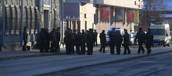 Colaboratorii Poliției și a Ministerului Situații Excepționale la intrarea în direcția FSB din regiunea Arhanghelsk, unde a avut loc o explozie - Sputnik Moldova