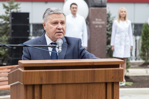 Ион Абабий: Мы сегодня собрались, чтобы почтить память тех, чьи имена навсегда вписаны в историю молдавской медицины, тех, кто прославил нашу врачебную науку. - Sputnik Молдова