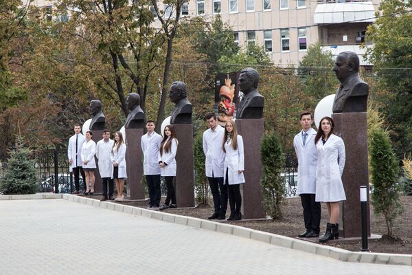 В Кишиневе в пятницу состоялось открытие Аллеи выдающихся врачей и учебных в области медицины. - Sputnik Молдова