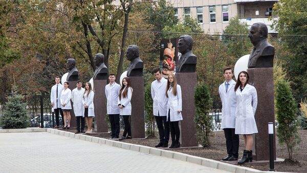 В Кишиневе в пятницу состоялось открытие Аллеи выдающихся врачей и учебных в области медицины. - Sputnik Moldova