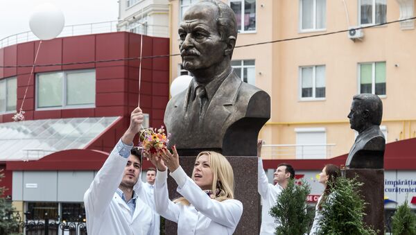 Студенты-медики запускают в небо воздушные шарики в память о тех, кто дал жизнь и развитие их альма-матер. - Sputnik Moldova