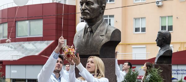 Студенты-медики запускают в небо воздушные шарики в память о тех, кто дал жизнь и развитие их альма-матер. Студенты-медики запускают в небо воздушные шарики в память о тех, кто дал жизнь и развитие их альма-матер. - Sputnik Moldova