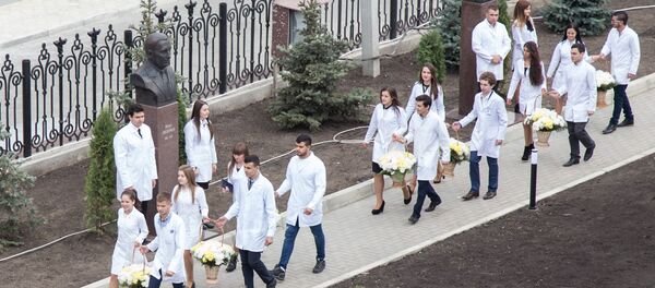 Некоторые из увековеченных на Аллее врачей жили и работали еще в XIX веке. - Sputnik Moldova