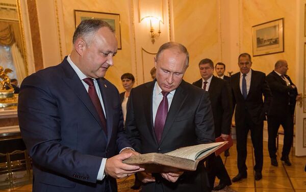 Igor Dodon i-a dăruit lui Vladimir Putin o carte bisericească rară ”Mineile de obște” - Sputnik Moldova