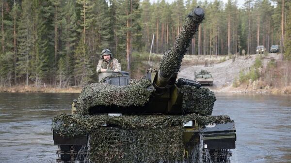 Датский танк Leopard 2 форсирует реку во время совместных учений войск НАТО Trident Juncture 2018 (Единый трезубец) в Норвегии - Sputnik Молдова