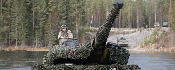 Датский танк Leopard 2 форсирует реку во время совместных учений войск НАТО Trident Juncture 2018 (Единый трезубец) в Норвегии - Sputnik Молдова