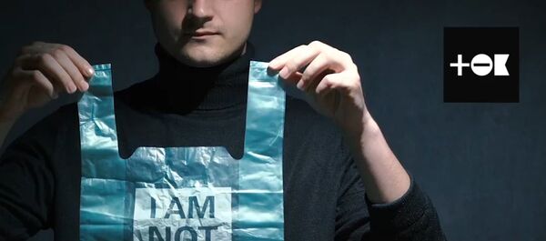 Мужчина расстворил пакет в воде и выпил эту мутную жидкость - видео Мужчина расстворил пакет в воде и выпил эту мутную жидкость - видео - Sputnik Молдова