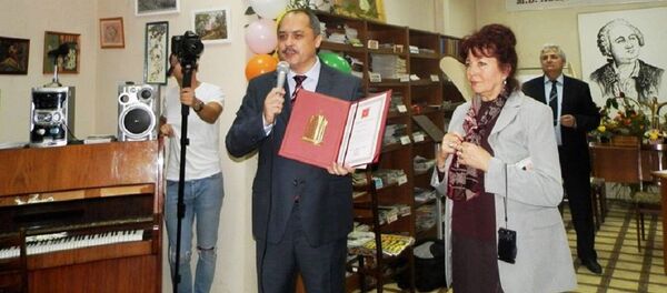 Советник президента по культуре и образованию Корнелиу Попович зачитал послание главы государства и передал Почетный диплом, подписанный Игорем Додоном, на 70-летия библиотеки М. Ломоносова в Кишиневе Советник президента по культуре и образованию Корнелиу Попович зачитал послание главы государства и передал Почетный диплом, подписанный Игорем Додоном, на 70-летия библиотеки М. Ломоносова в Кишиневе - Sputnik Молдова