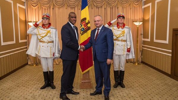 Президент Молдовы Игорь Додон провел встречу с послом США в республике Дереком Хоганом - Sputnik Moldova-România