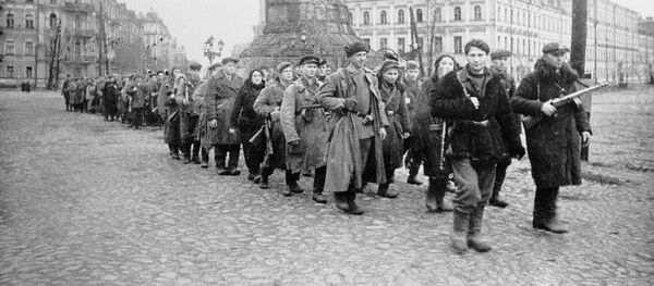 Колонна партизанских отрядов проходит по улицам освобожденного Киева, архивное фото.  - Sputnik Молдова