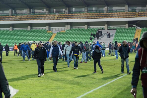 По окончании встречи российские болельщики выбежали на поле стадиона Зимбру - Sputnik Молдова