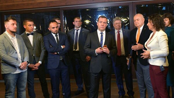 Встреча премьер-министра РФ Д. Медведева с победителями IV Международного конкурса фотожурналистики имени А.Стенина - Sputnik Молдова