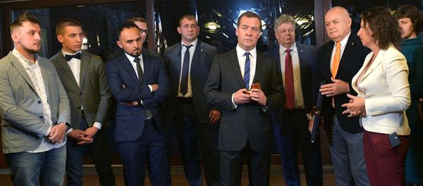 Встреча премьер-министра РФ Д. Медведева с победителями IV Международного конкурса фотожурналистики имени А.Стенина - Sputnik Молдова