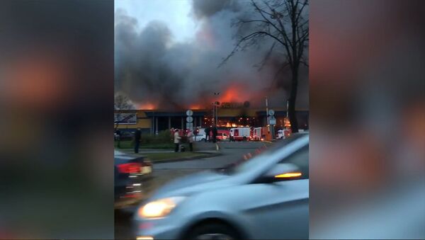 Крупный пожар в петербургском гипермаркете. Кадры с места ЧП. - Sputnik Молдова