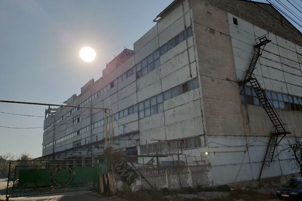 Здание, горевшего склада на улице Заводская в Кишиневе - Sputnik Молдова