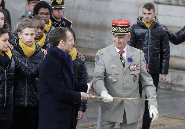 Президент Франции Эммануэль Макрон (на первом плане слева) на мемориальной церемонии у Триумфальной арки в Париже по случаю 100-летия окончания Первой мировой войны.  - Sputnik Молдова
