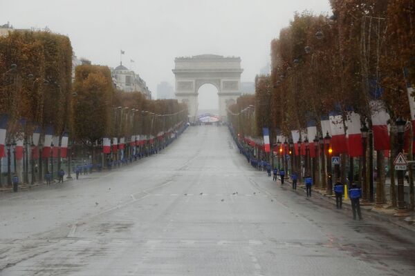 У Триумфальной арки в Париже перед началом мемориального мероприятия по случаю 100-летия окончания Первой мировой войны.  - Sputnik Молдова