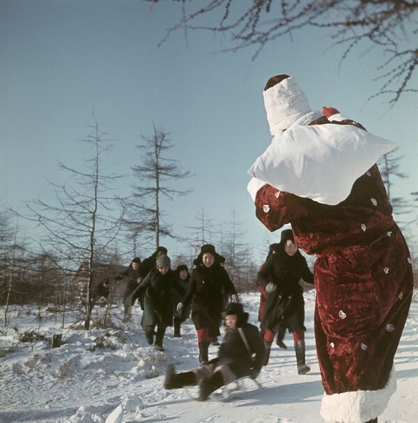 Дед Мороз во время раздачи подарков детям в Магаданской области - Sputnik Moldova