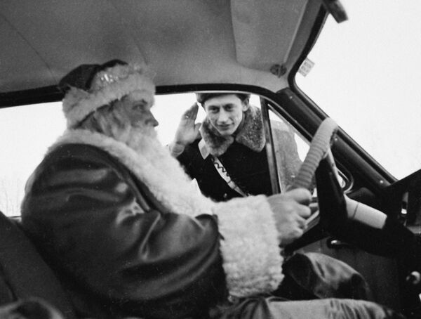 Инспектор ГИБДД города Москвы остановил машину с человеком, наряженным в костюм Деда Мороза - Sputnik Moldova