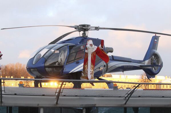 Дед Мороз выходит из вертолета во время прибытия в Санкт-Петербург - Sputnik Moldova