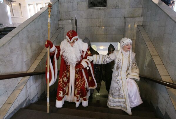Встреча главного Деда Мороза Сибири на вокзале в Новосибирске - Sputnik Moldova