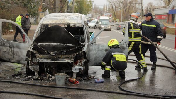 O mașină a ars totalmente pe strada Miorița - Sputnik Молдова