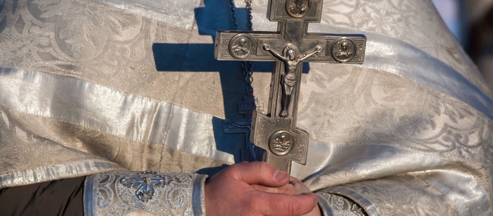 Крест в руках священника - Sputnik Молдова, 1920, 23.05.2015