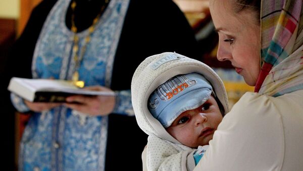 Обряд крещения младенца в храме Святителя Николая Чудотворца во Владивостоке - Sputnik Moldova-România