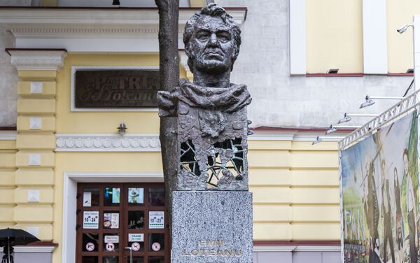 Памятник Лотяну установлен у главного входа в центральный кинотеатр города Кишинева. - Sputnik Молдова