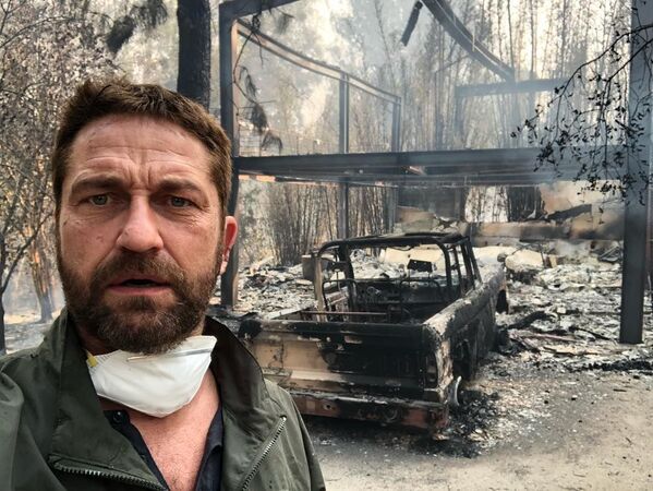 Актер Джерард Батлер напротив своего сгоревшего дома в результате природных пожаров в Калифорнии - Sputnik Молдова