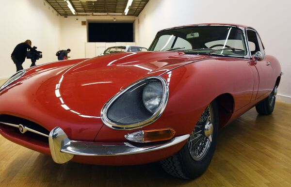 Купе Jaguar E-type 1961-1968 годов выпуска на выставке Редкие автомобили в ЦДХ. - Sputnik Молдова