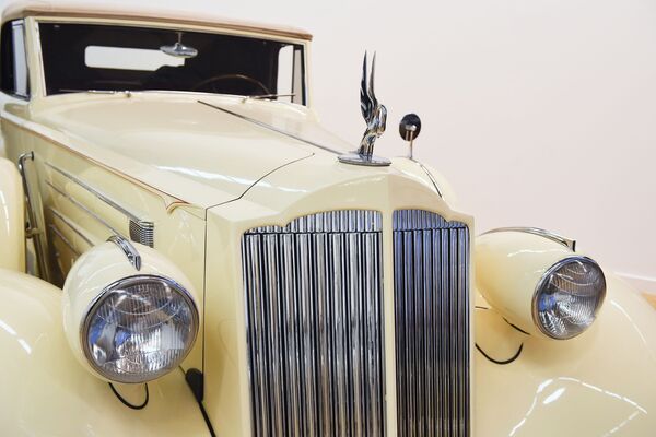 Решетка радиатора на автомобиле Packard V12 Sedan (1937 г.) на выставке Редкие автомобили в ЦДХ - Sputnik Молдова