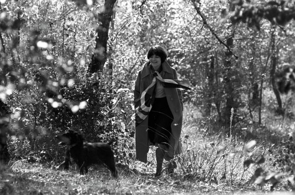 Profesoara Maria Sagaidac (Universitatea de Stat din Chișinău) cu prietenul său patruped la o plimbare prin pădure, anul 1977 - Sputnik Moldova