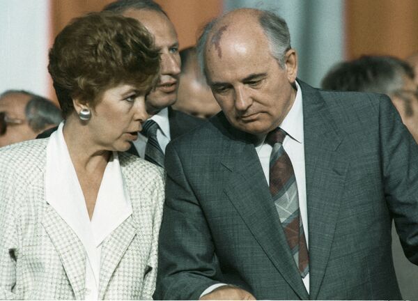 Советский лидер Михаил Горбачев и его жена Раиса Горбачева  - Sputnik Молдова