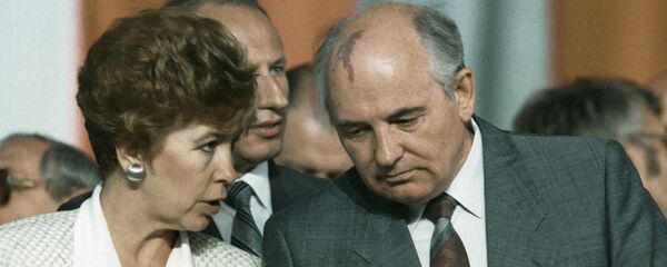 Советский лидер Михаил Горбачев и его жена Раиса Горбачева  - Sputnik Moldova-România