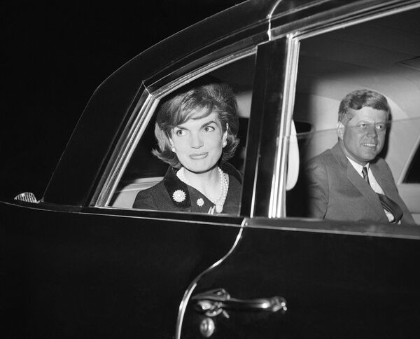 Президент США Джон Кеннеди с женой Жаклин - Sputnik Молдова
