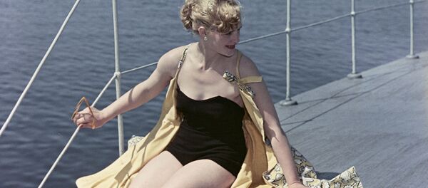 Модель демонстрирует купальный костюм. 1956 год - Sputnik Молдова