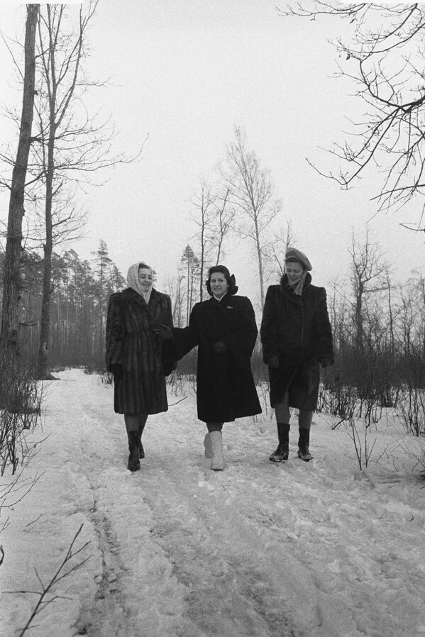 Балерина Ольга Лепешинская с подругами на прогулке, 1951 год - Sputnik Молдова