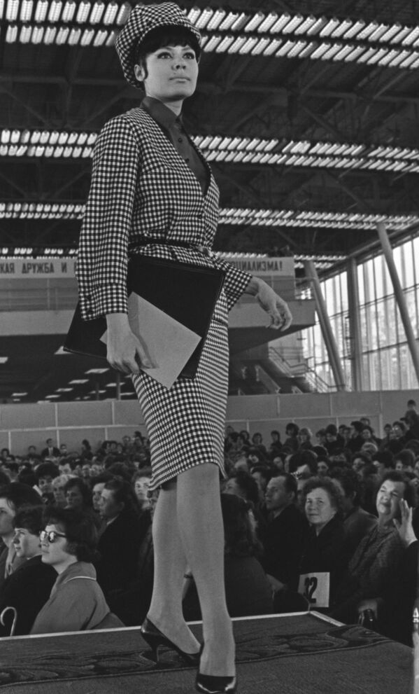 Демонстрация моделей одежды. Москва, 1964 год - Sputnik Молдова