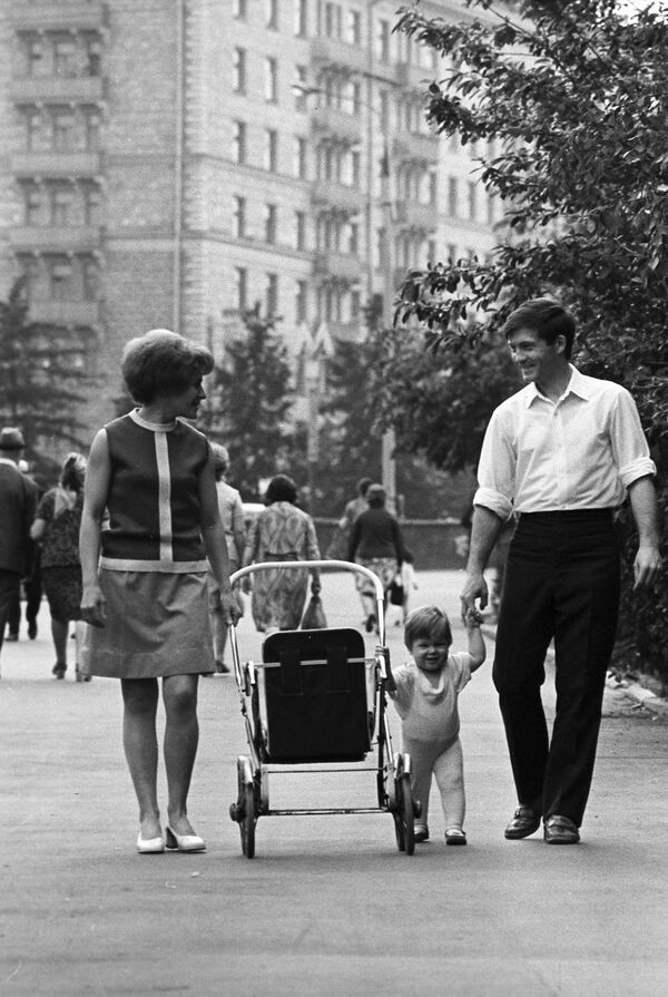 Семья на прогулке. Москва, 1973 год - Sputnik Молдова