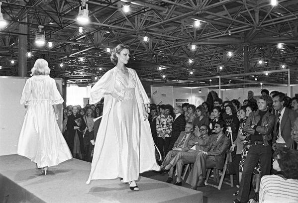 Демонстрация коллекции одежды дизайнеров и модельеров из Франции на Международной выставке Быт и мода - 79 в Москве - Sputnik Молдова