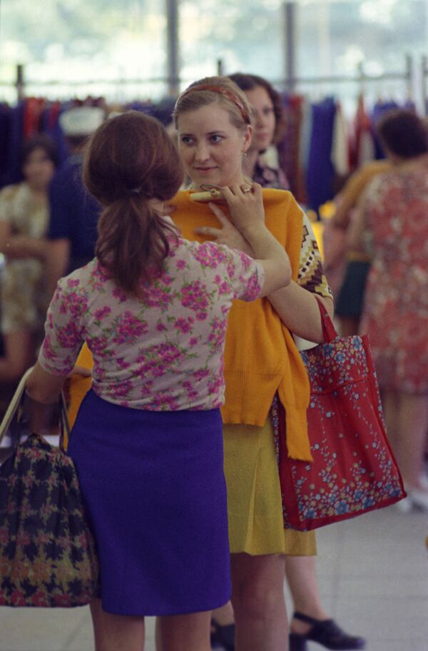 Покупатели в магазине Трикотаж. Москва, 1975 год - Sputnik Молдова