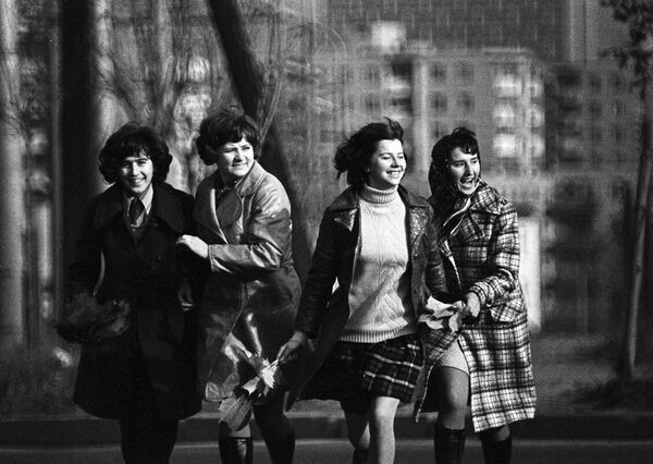 Девушки на улице в Минске, Белорусская ССР, 1974 год - Sputnik Молдова